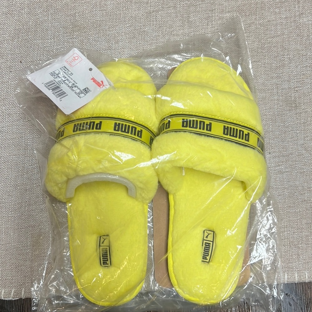 Puma Fluff Slide  Womens Yellow Casual Sandals 384937-04 Never worn size 8